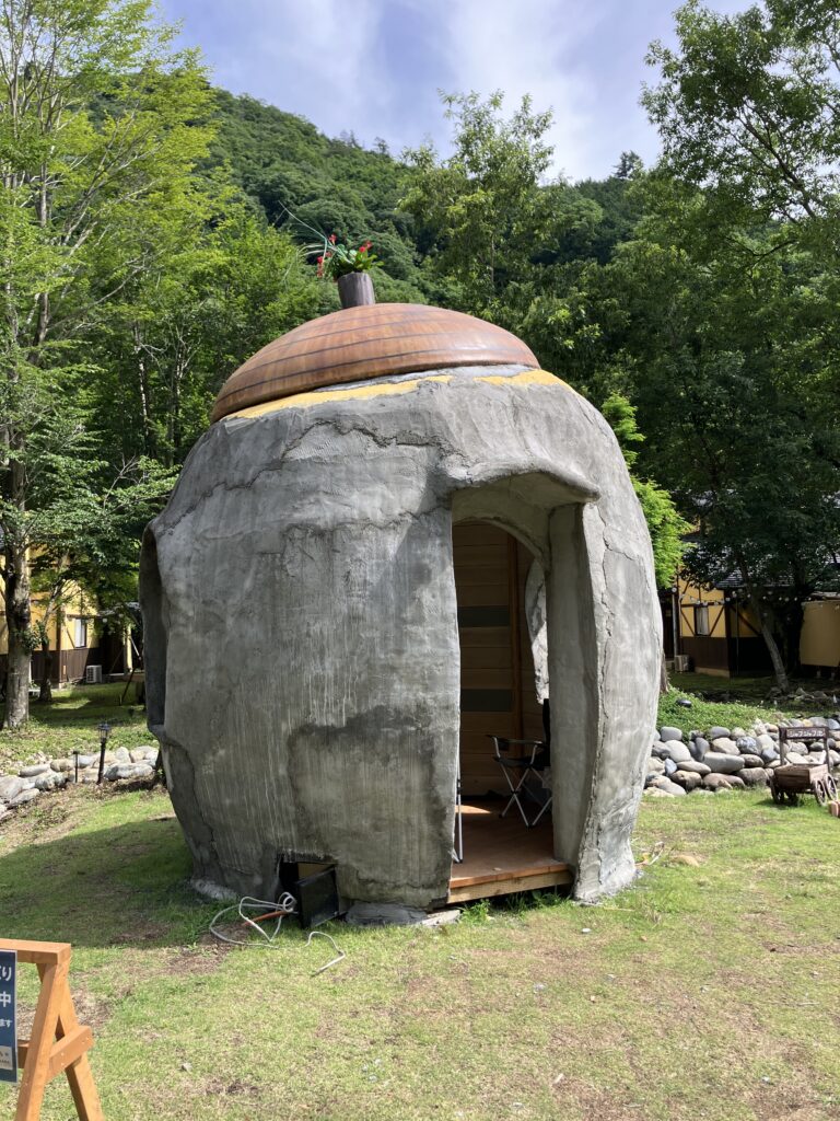 丸い建築　アースバッグ　楕円形　小屋