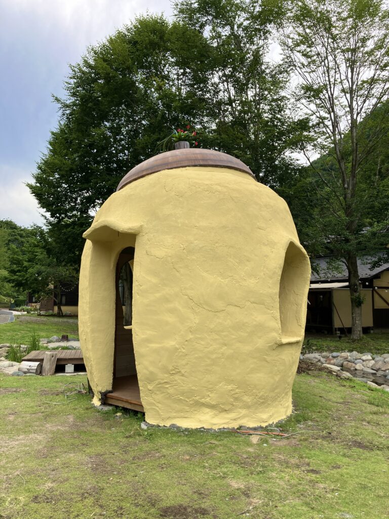 丸い建築　アースバッグ　楕円形　小屋