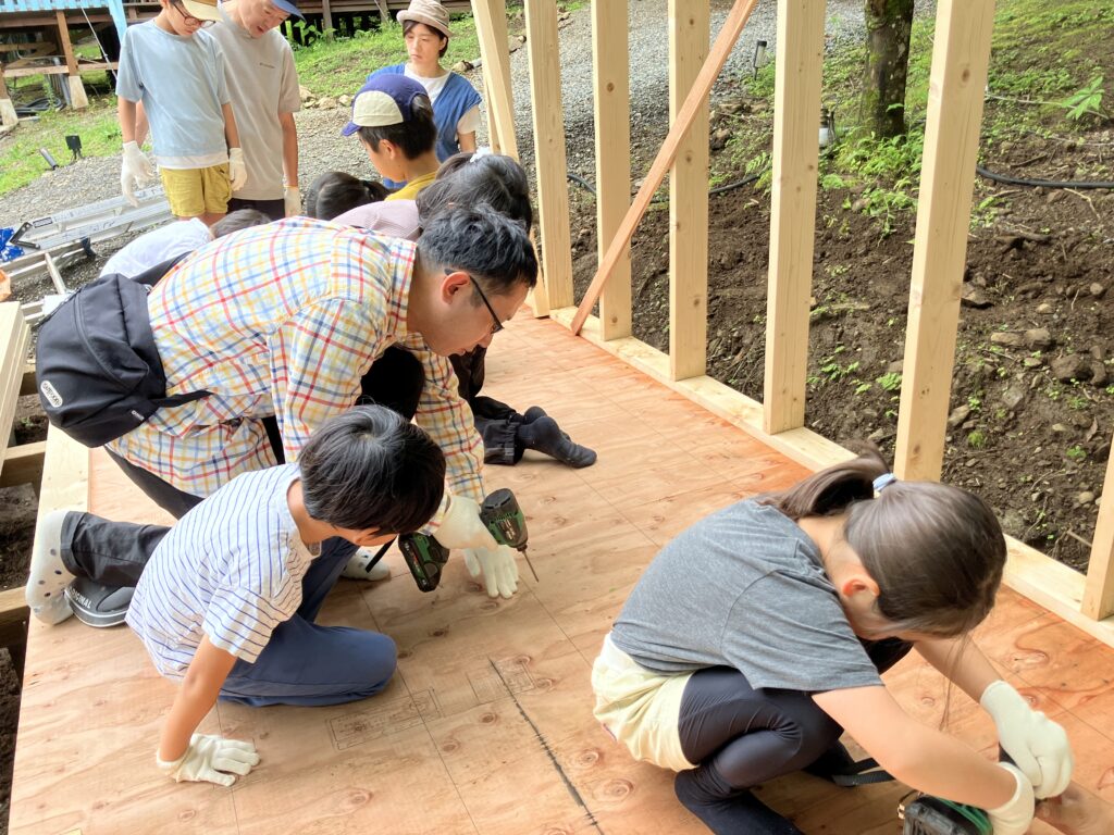 ”斜め壁”の青い小屋