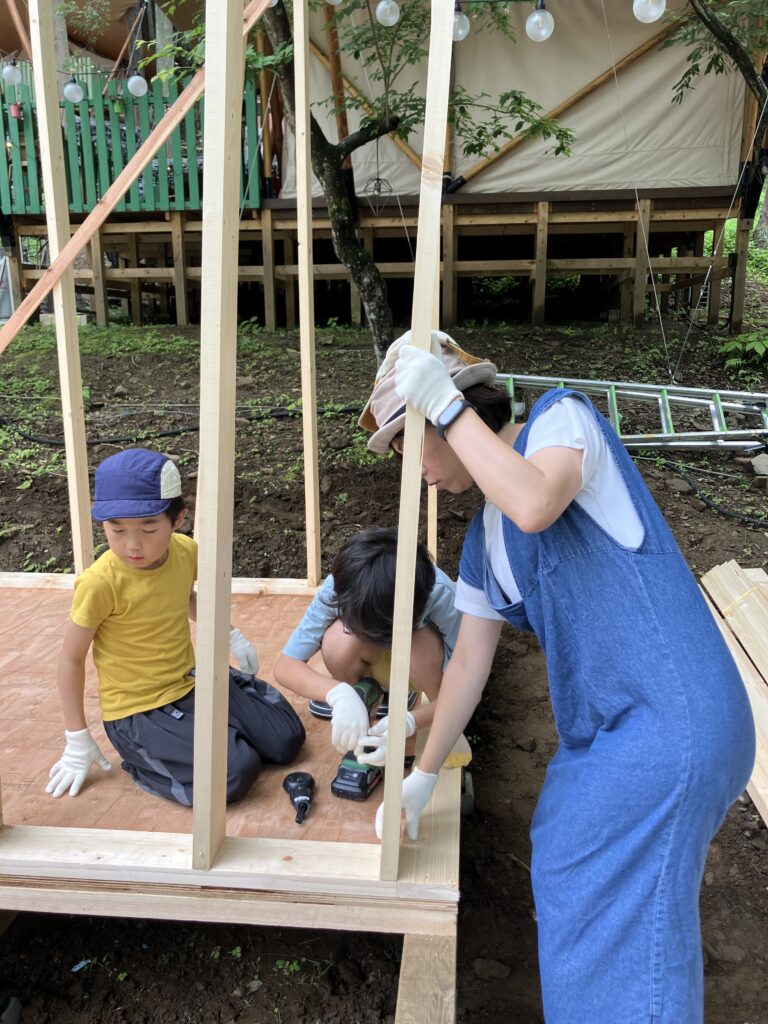 ”斜め壁”の青い小屋