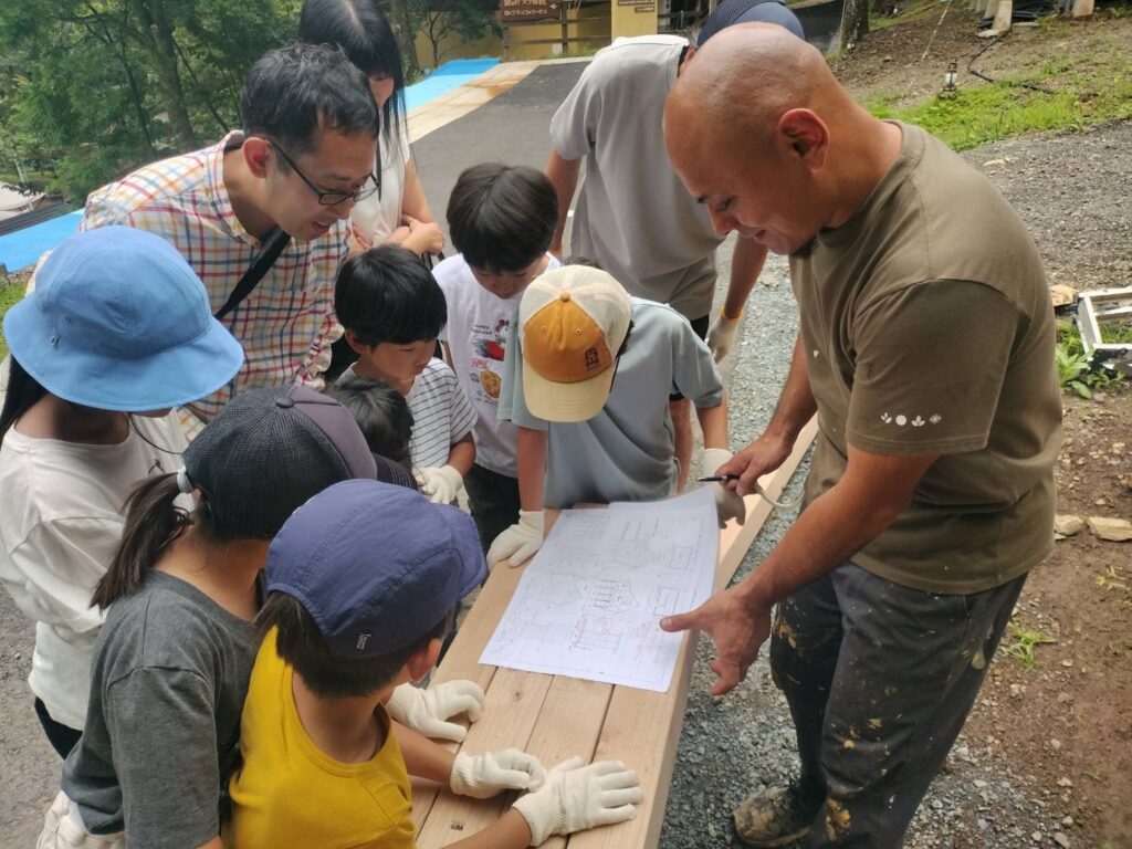 ”斜め壁”の青い小屋