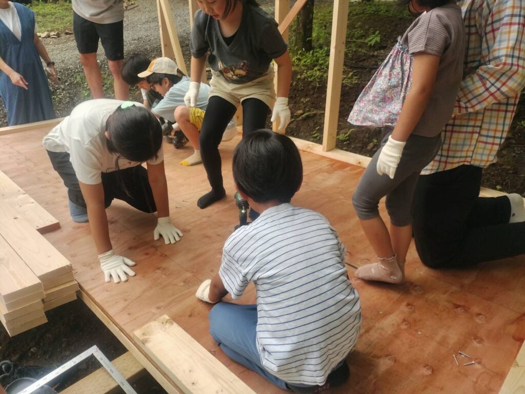 ”斜め壁”の青い小屋