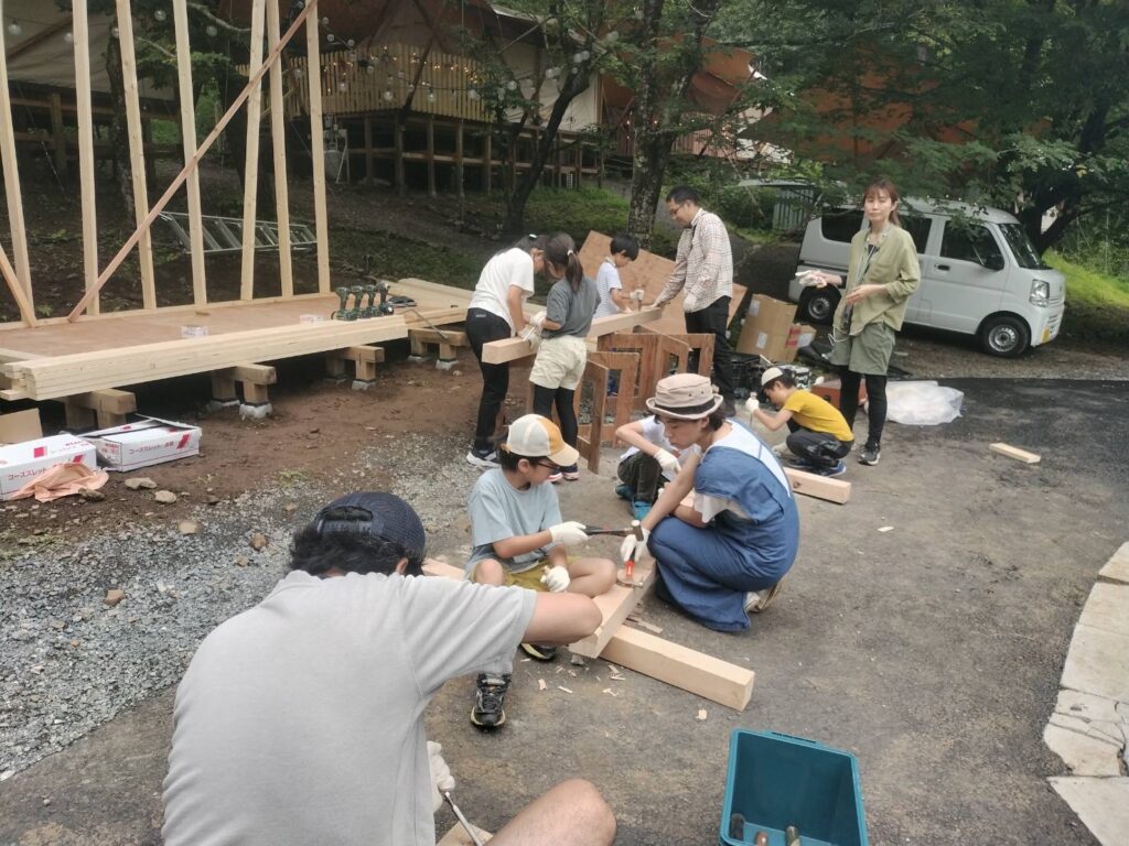 ”斜め壁”の青い小屋