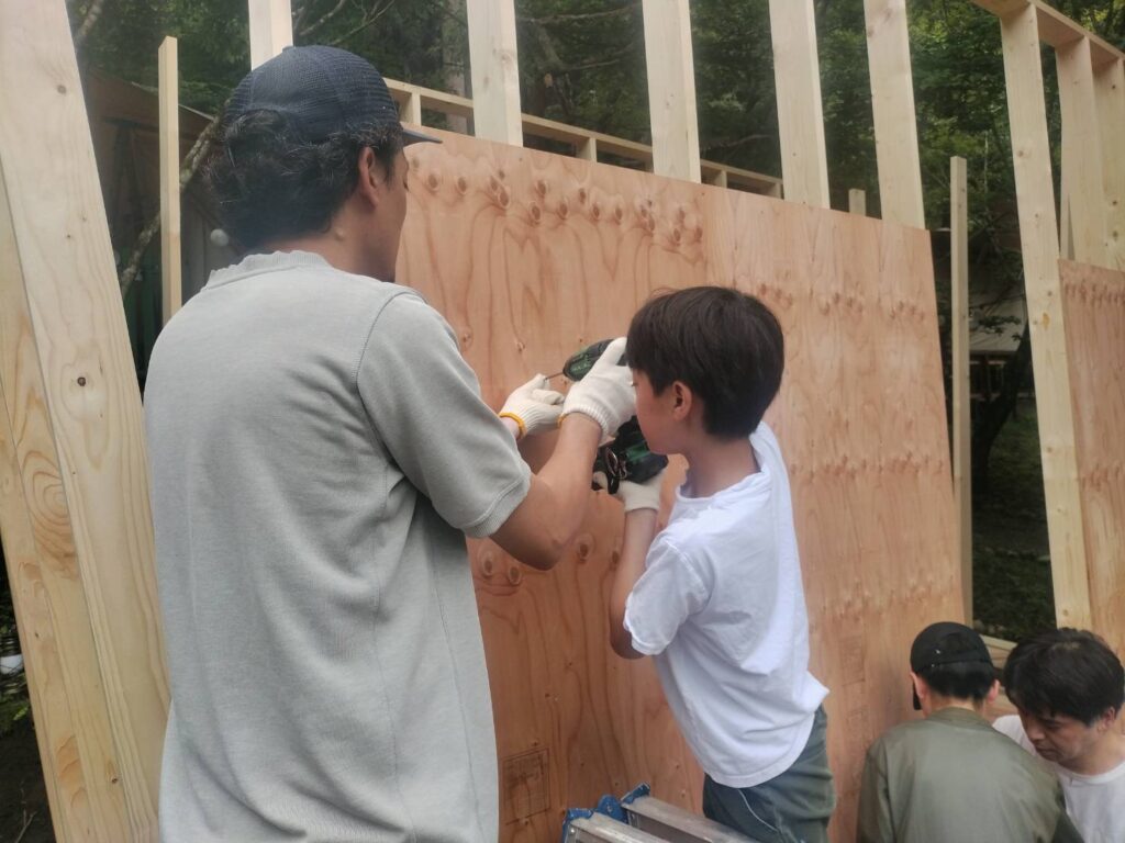 ”斜め壁”の青い小屋