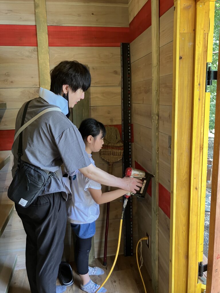 ”斜め壁”の青い小屋