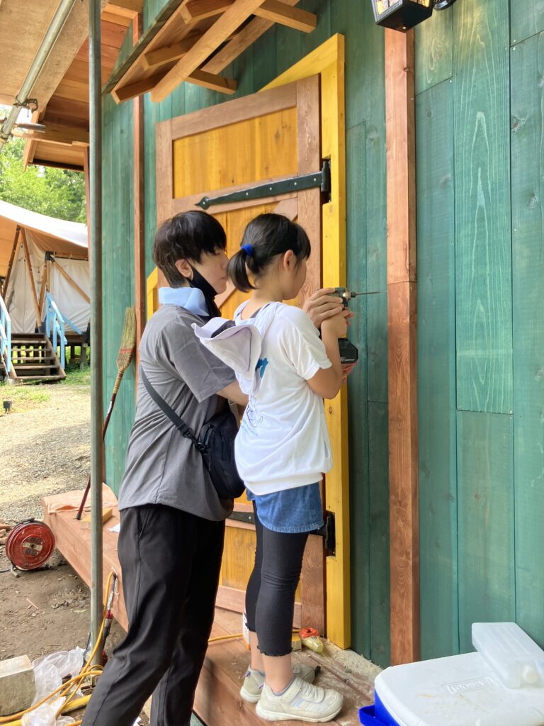 ”斜め壁”の青い小屋