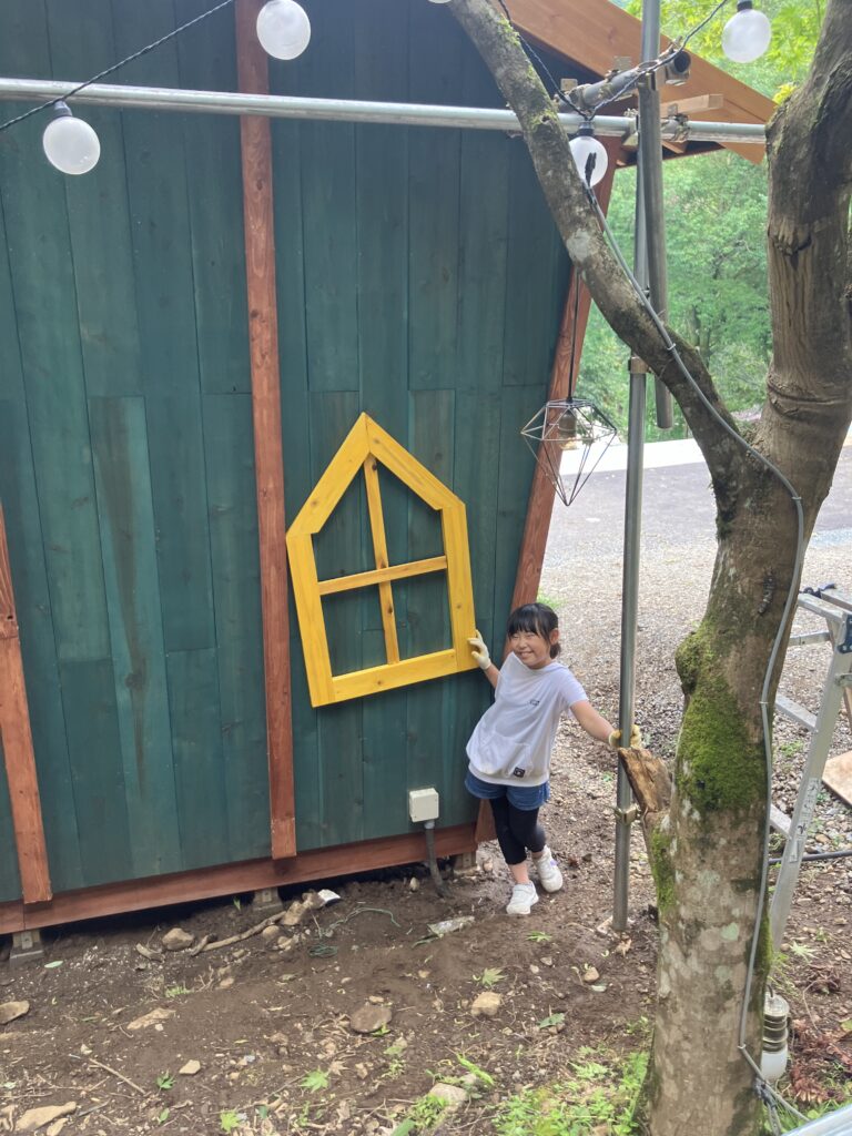 ”斜め壁”の青い小屋