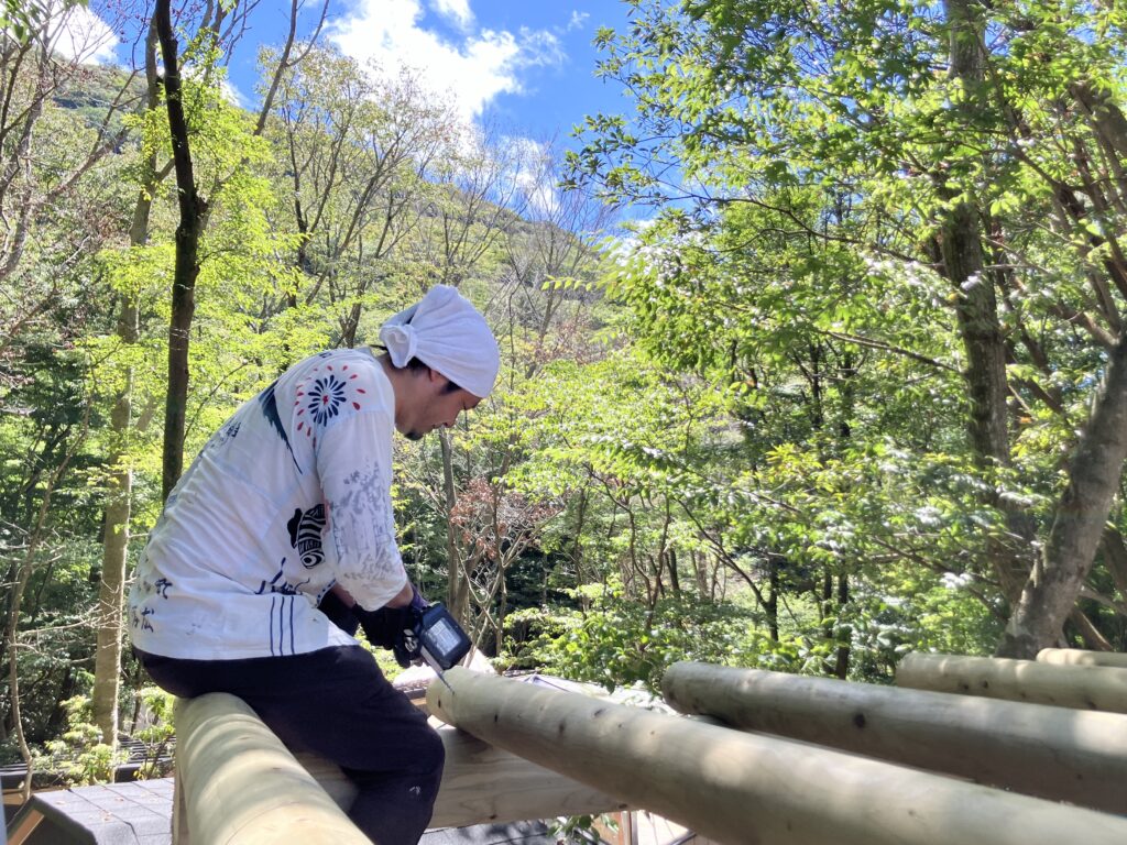 箱根　丸太　パーゴラ　作業風景