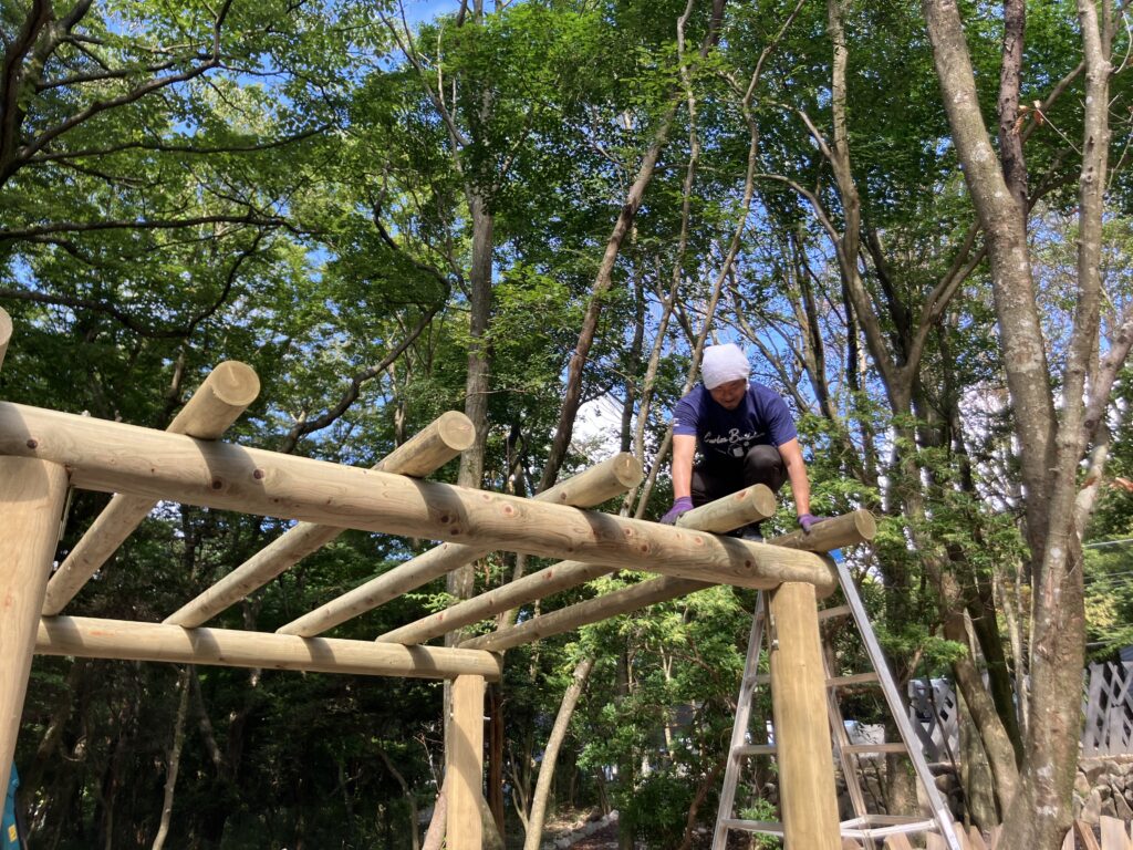 箱根　丸太　パーゴラ　作業風景